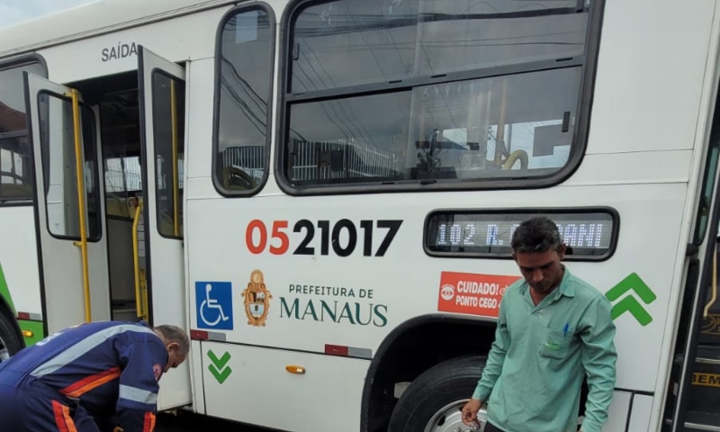 Acidente entre moto e ônibus deixa dois feridos em Manaus; veja