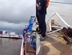 Colisão entre balsas que transportavam veículos quase provoca tragédia na travessia Careiro–Ceasa; veja vídeo