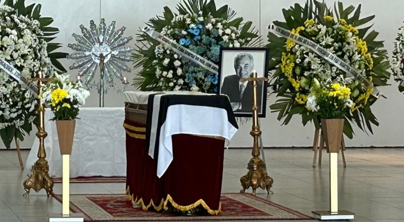 Familiares e autoridades homenageiam Carlos Braga e exaltam seu legado durante velório em Manaus