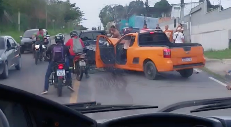 Grave acidente entre carros complica o trânsito na zona Norte de Manaus; veja vídeo