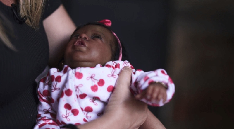 Projeto de lei pode criar apoio psicológico para pessoas que se consideram pais de bebês reborn