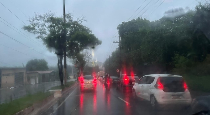 Manaus amanhece debaixo de chuva e alerta autoridades nesta quinta-feira (15)
