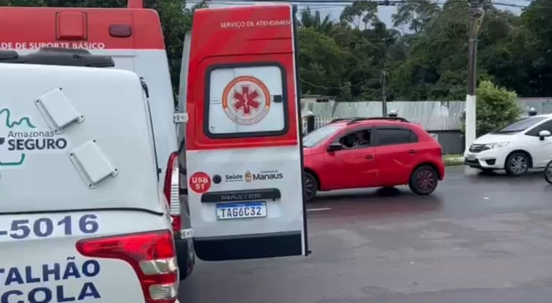 Pista molhada causa acidente de trânsito na Ponta Negra; veja vídeo