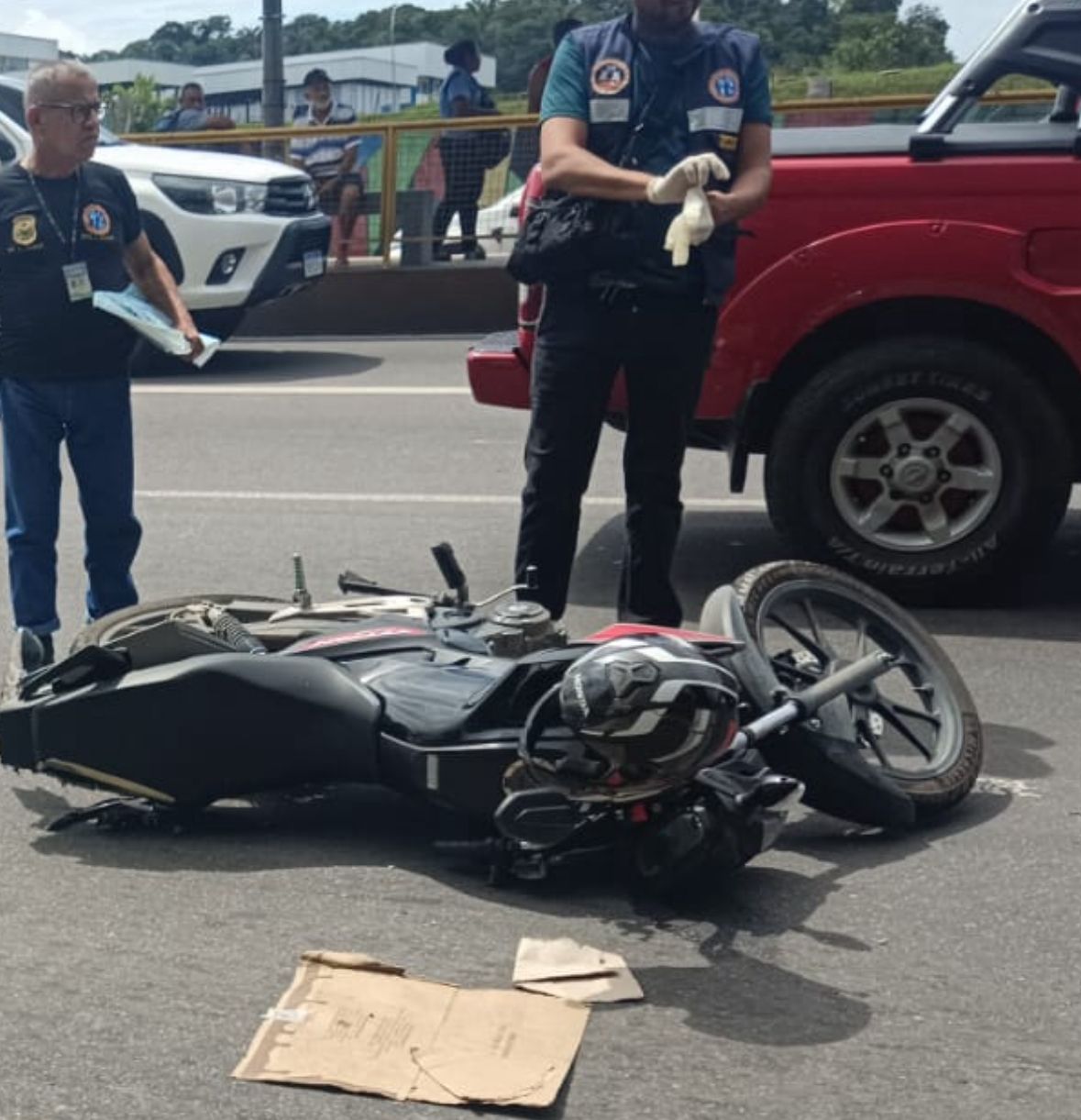 Urgente: motociclista morre e mulher fica gravemente ferida em acidente brutal na Torquato Tapajós; veja vídeos