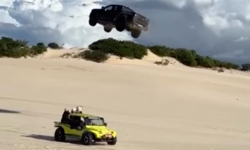 Carro “voa” sobre buggy com passageiros em duna no Ceará; veja vídeo