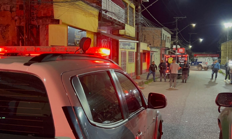 Homem é assassinado na frente da esposa e filha no bairro Manoa; veja vídeo