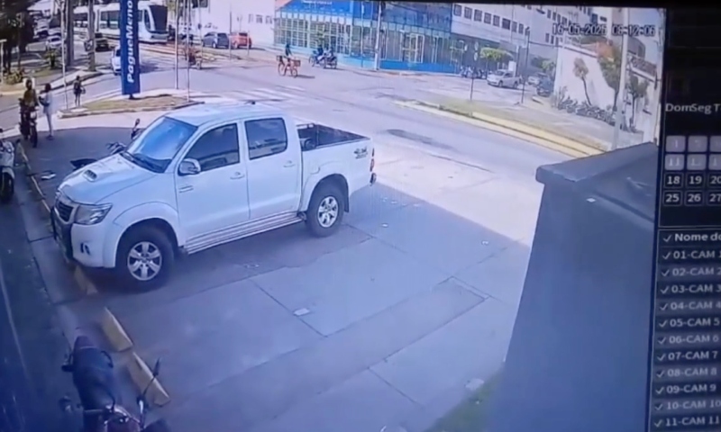 Vídeo mostra momento em que trabalhador morre esmagado enquanto fazia entrega; veja vídeo