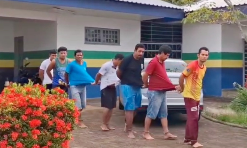 Por falta de infraestrutura na delegacia, 19 presos são transferidos de Manacapuru para Manaus; veja vídeo