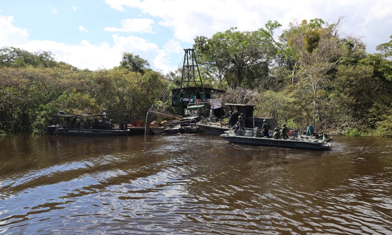 Forças Armadas apreendem dragas e prendem suspeitos em operação contra garimpo ilegal em Tefé; veja