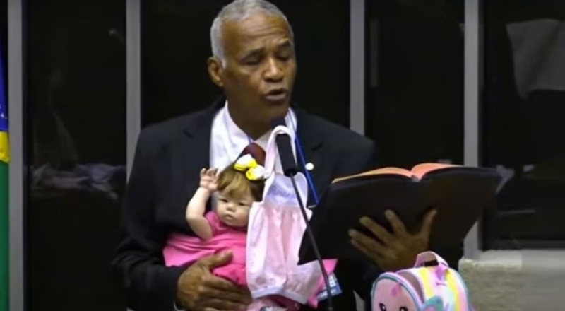 Com bebê reborn no colo, deputado diz que boneca “não é pecado”; veja vídeo