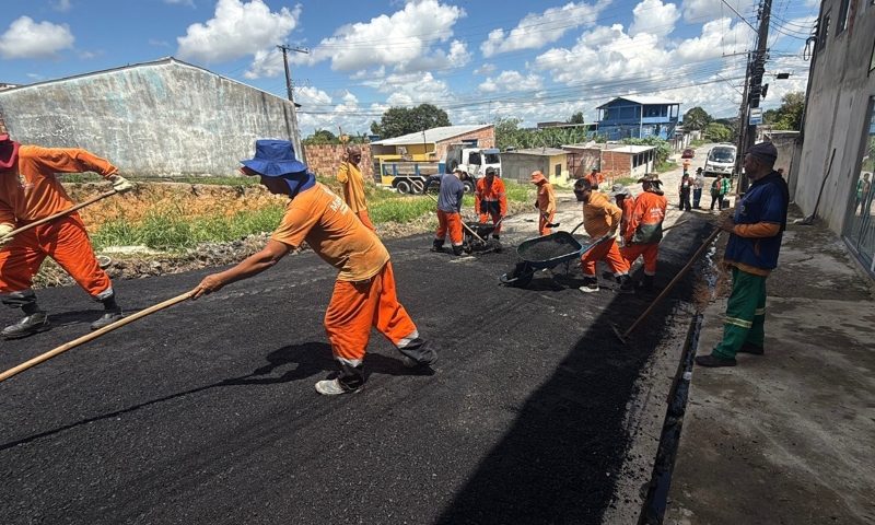 Prefeitura de Manaus aplica mais de 20 toneladas de asfalto em via do bairro Novo Aleixo