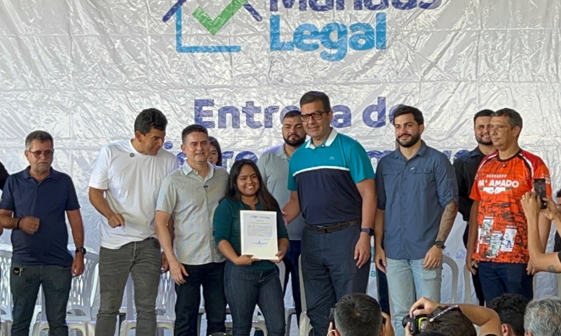 Prefeito David Almeida entrega 403 registros definitivos de imóveis na comunidade Novo Reino 1