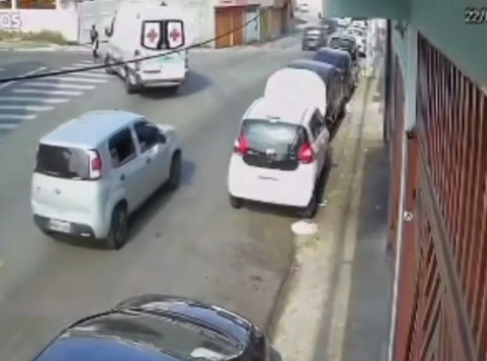 Mãe e filha são atropeladas por ambulância na faixa de pedestre e sofrem esperando por socorro; veja vídeo