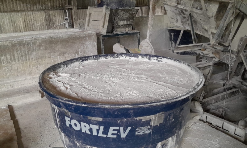 Visa Manaus apreende 50 toneladas de goma de tapioca em indústria ilegal na zona Leste