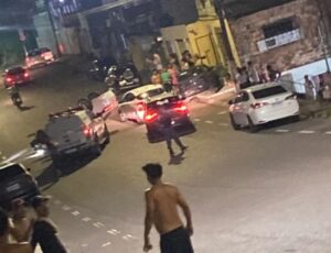 Carro em alta velocidade causa grave acidente e capota no centro de Manaus