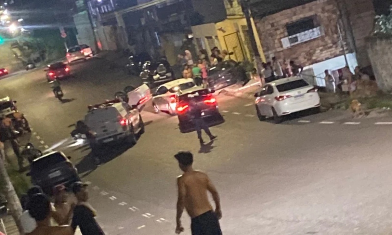 Carro em alta velocidade causa grave acidente e capota no centro de Manaus