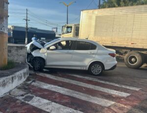 Carro fica destruído ao se chocar contra pilastra ao lado do Studio 5; veja vídeo