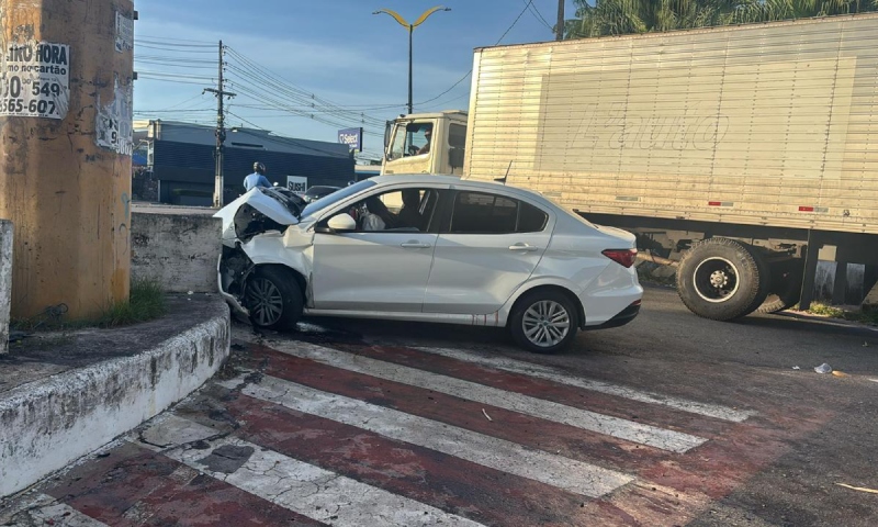 Carro fica destruído ao se chocar contra pilastra ao lado do Studio 5; veja vídeo