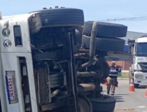 Urgente: carreta tomba na avenida Cosme Ferreira, em Manaus; veja