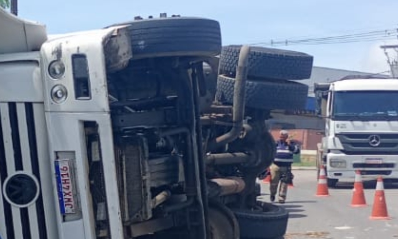 Urgente: carreta tomba na avenida Cosme Ferreira, em Manaus; veja