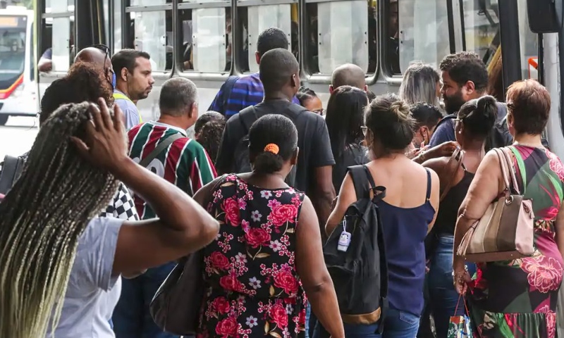 Taxa de desemprego fica em 6,6% no trimestre encerrado em abril