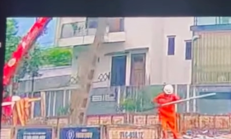 Vídeo mostra momento em que poste despenca de guindaste e mata trabalhador esmagado; veja