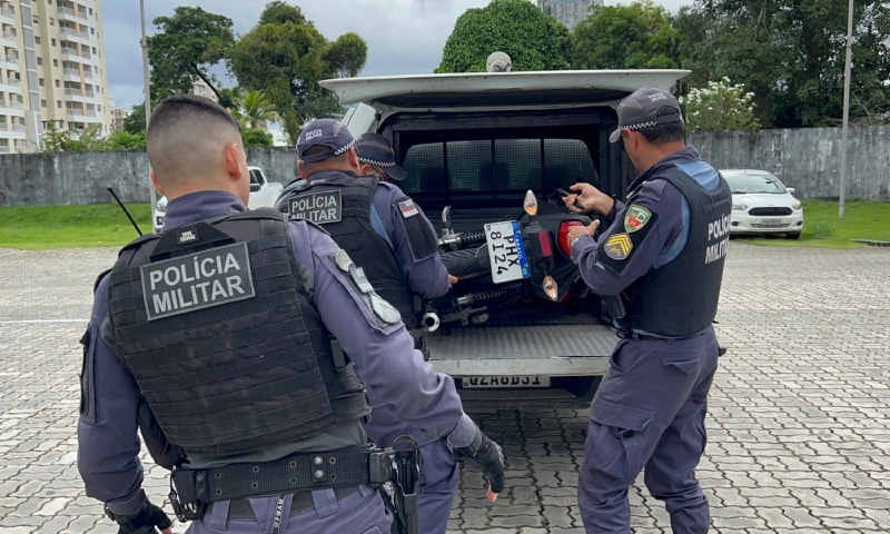 “Se borrou de medo”: suposto aviãozinho abandona moto e drogas ao ver viatura da PM em Manaus; veja vídeo