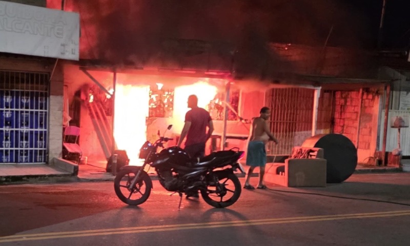 Urgente: incêndio de grandes proporções destrói casa na Cidade Nova; veja vídeo