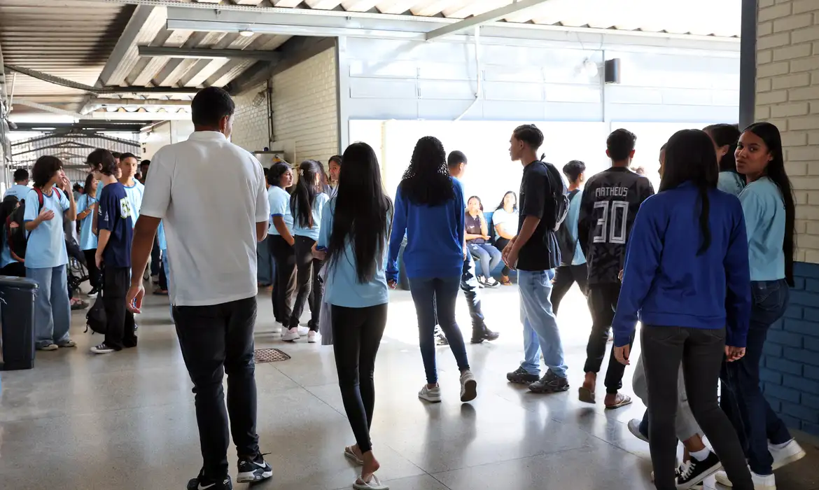 Alunos nascidos em novembro podem sacar Pé-de-Meia nesta segunda-feira (2); confira