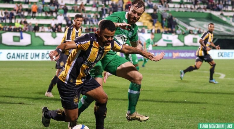 Chapecoense e Amazonas FC se enfrentam nesta segunda-feira (2) em duelo decisivo pela Série B