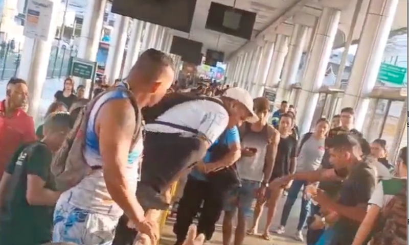 Segundou: trabalhadores saem no soco em plena manhã no Terminal 1; veja vídeo