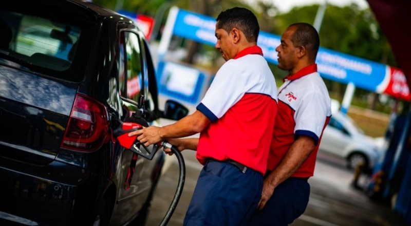 Gasolina pode ficar R$ 0,12 mais barata nos postos de combustível