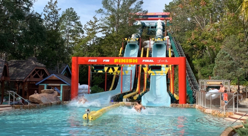 Acima do peso permitido, homem de 155 kg processa Disney em R$ 280 mil após acidente em toboágua