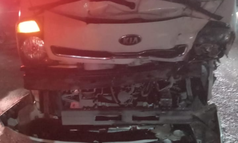Acidente entre caminhões deixa vítima presa às ferragens em avenida de Manaus; veja vídeos