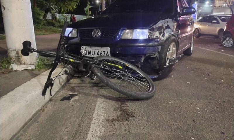 De bicicleta, entregador escapa da morte em acidente na Avenida Djalma Batista; veja vídeo