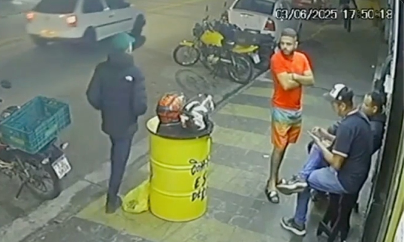 Sem piedade: pistoleiro misterioso estoura a cabeça de homem a tiros em frente à adega; veja vídeo