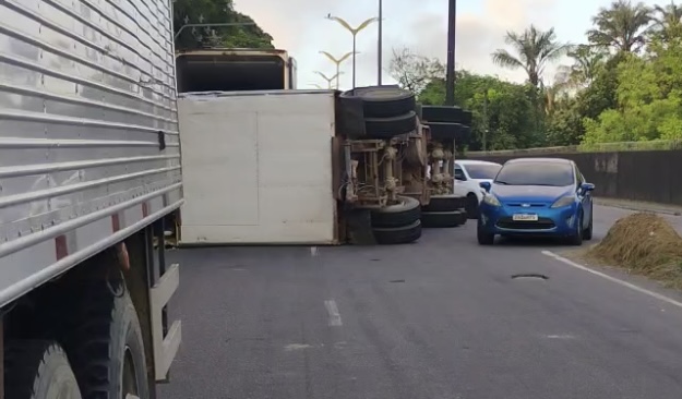 Urgente: carreta carregada de saco de ração tomba na av. Rodrigo Otávio; veja vídeos