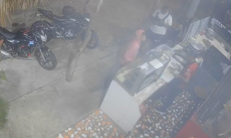 “Com fome de matar”: pistoleiro se disfarça de cliente para assassinar atendente e desafeto em lanchonete; veja vídeo