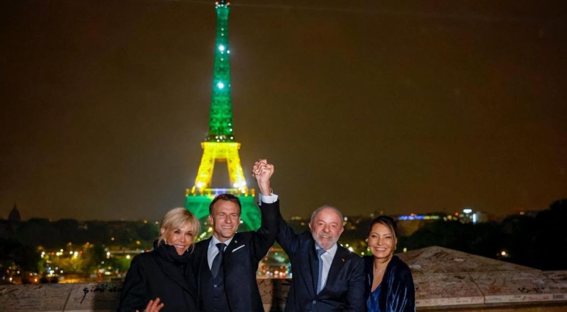 Torre Eiffel é iluminada com as cores da bandeira do Brasil durante visita de Lula a Paris