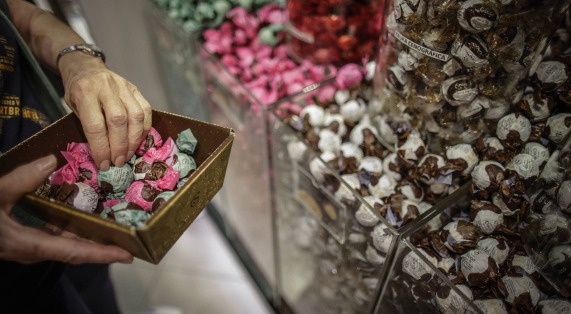 “Seita corporativa?”: Cacau Show é acusada de assédio, rituais bizarros e tatuagens obrigatórias; veja vídeo