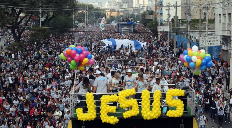 Evangélicos crescem e representam mais de um quarto da população
