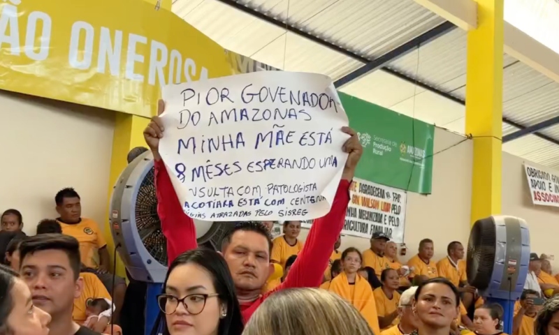 Manifestante é retirado à força durante evento do Governo do AM em Itacoatiara após denunciar falhas na saúde pública