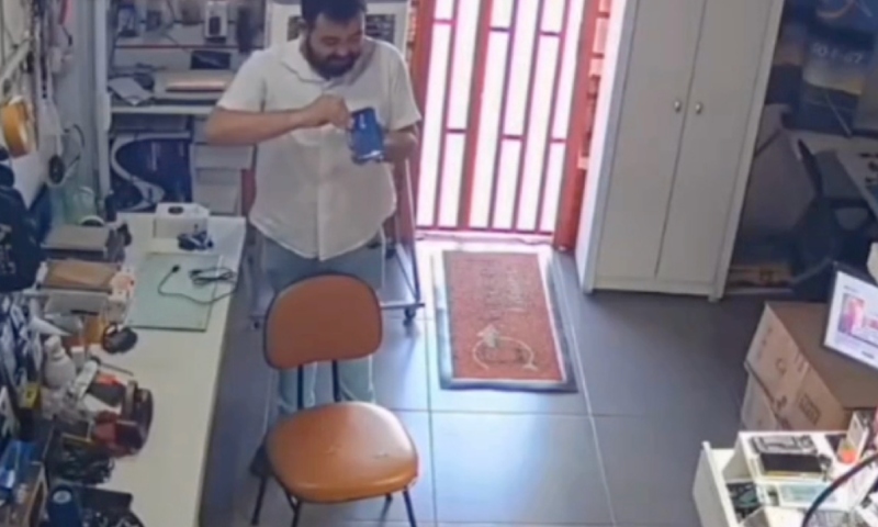 Celular explode nas mãos de técnico durante manutenção; veja vídeo