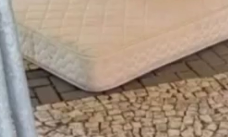 Morador de rua é assassinado enquanto dormia em frente a mercado; veja vídeo