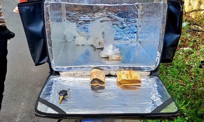 “Blitz surpresa” do Detran-AM flagra motociclista com drogas e R$ 1,3 mil em dinheiro na zona norte de Manaus