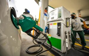 Queda no preço da gasolina anunciada pela Petrobras ainda não chegou ao consumidor, apontam pesquisas