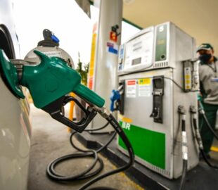 Queda no preço da gasolina anunciada pela Petrobras ainda não chegou ao consumidor, apontam pesquisas