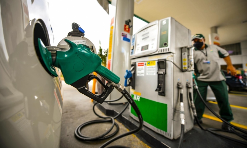 Queda no preço da gasolina anunciada pela Petrobras ainda não chegou ao consumidor, apontam pesquisas