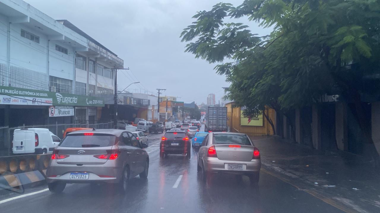 Manaus amanhece sob chuva forte com alagamentos e alerta da Defesa Civil neste domingo (8)