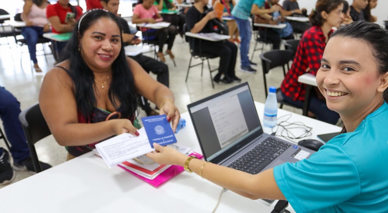 Jovem aprendiz, vendedor e gerente: 354 vagas de emprego estão disponíveis no Amazonas